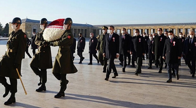 Bakan Selçuk, öğretmenlerle Anıtkabir'i ziyaret etti