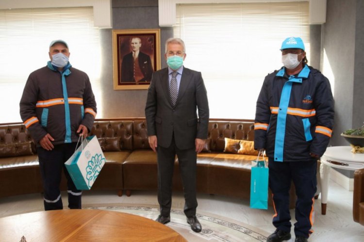 Başkan Erdem'den temizlik işçilerine ödül
