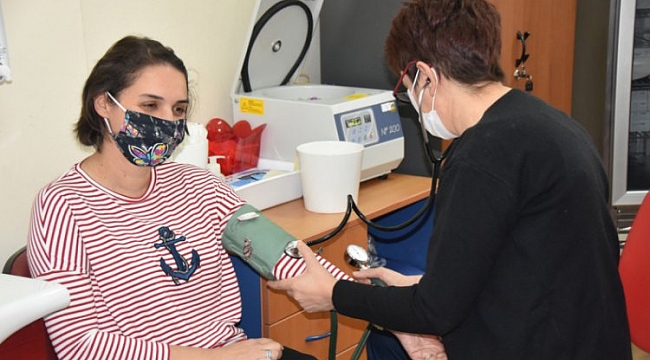 Koronavirüs aşısı, gönüllü sağlıkçılarda uygulamaya alındı