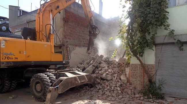 Osmangazi'de metruk bina yıkıldı