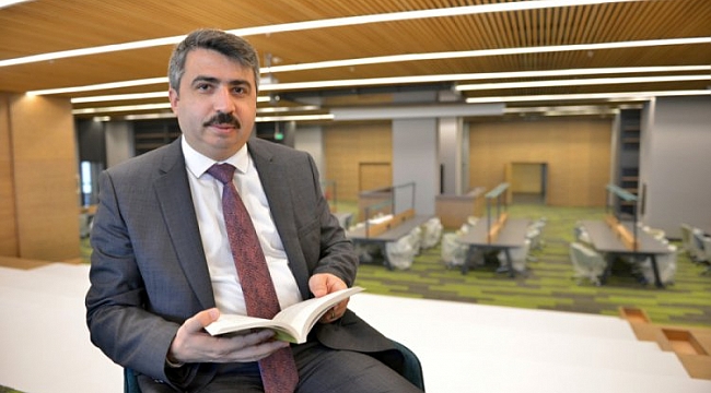 'Uyumayan Kütüphane'de ilk kitabı Başkan Yılmaz okudu
