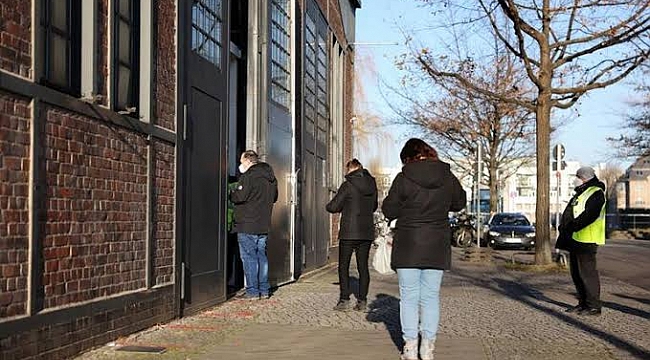 Almanya'da kafeler korona test merkezlerine dönüştürüldü