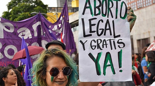 Arjantinli kadınlar kürtaj yasası için nöbette