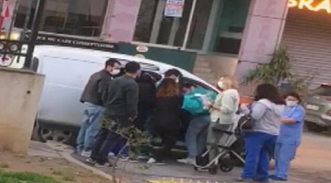 Hastane kapısında araçta doğum yaptı