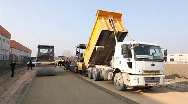 İnegöl'de beton yol çalışmaları devam ediyor