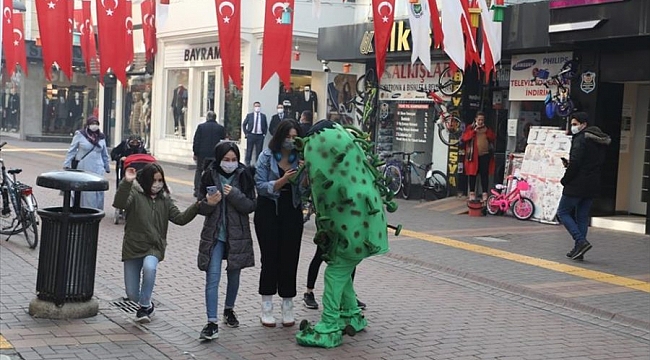 İnegöl'de kostümlü virüs uyarısı