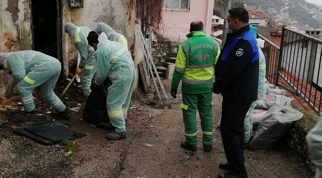Osmangazi Belediyesi çöp evi temizledi