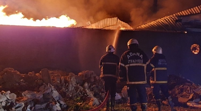 Adana'da 3 katlı binada korkutan yangın