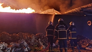 Adana'da 3 katlı binada korkutan yangın