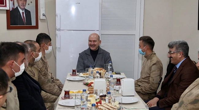 Bakan Soylu yılın ilk kahvaltısını askerlerle yaptı