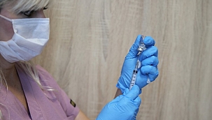 Brezilya'da ilk aşı siyahi hemşireye yapıldı