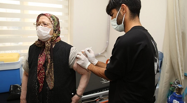 Bursa'da huzurevinde Covid-19 aşısı yapıldı