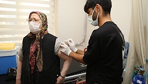 Bursa'da huzurevinde Covid-19 aşısı yapıldı