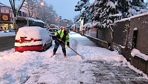İnegöl'de kaldırımlar kar ve buzdan temizleniyor 