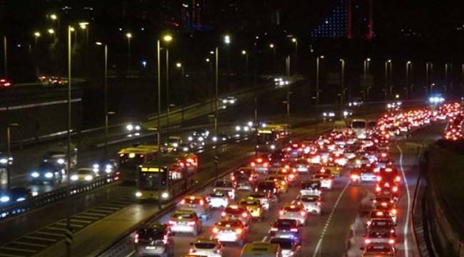 Kısıtlama sonrası İstanbul'da trafik başladı