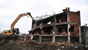 Osmangazi'de tarım arazisindeki kaçak bina yıkıldı