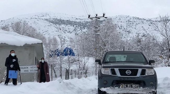 Sağlıkçılar aşı için karlı yolları aşıyor