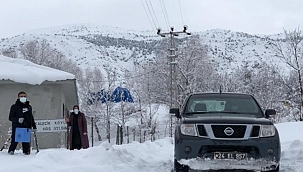 Sağlıkçılar aşı için karlı yolları aşıyor 