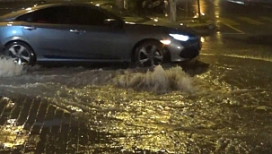 Yağış sonrası sokaklar göle döndü 