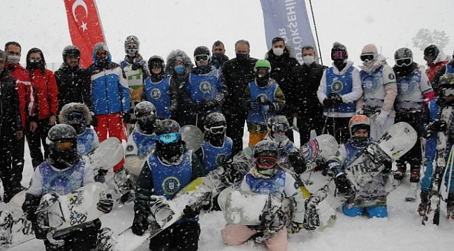 Çocukların Uludağ’da kayak ve snowboard heyecanı