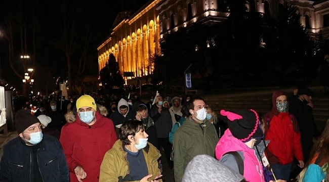 Gürcistan'da kısıtlamalar protesto edildi