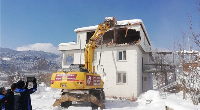 İnegöl'de kaçak kat yıkıldı