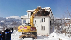 İnegöl'de kaçak kat yıkıldı 