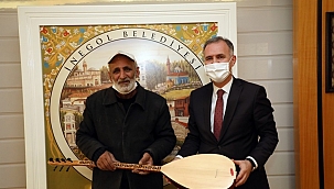 Örnek vatandaş Rıdvan amca yeni sazına kavuştu