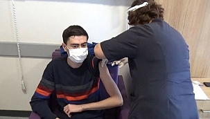 Sağlık çalışanlarına ikinci doz aşılama başladı 