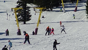 Uludağ'da güneşli havanın tadını çıkardılar