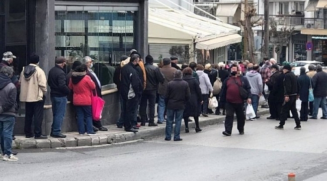 Yunanistan'da bedava yemek için metrelerce kuyruk