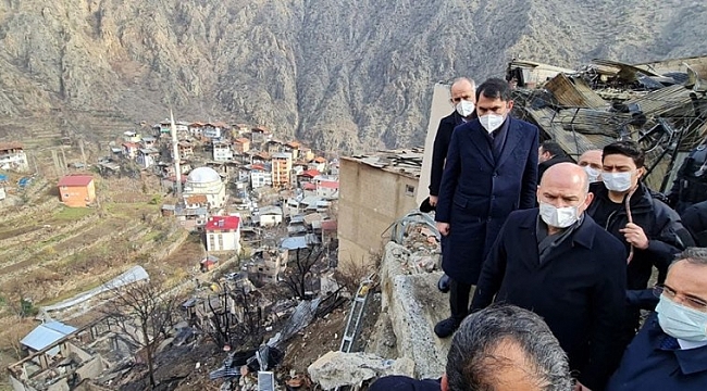 Bakan Soylu ve Kurum yangının olduğu köyde
