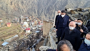 Bakan Soylu ve Kurum yangının olduğu köyde 