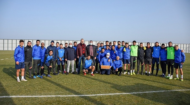 Başkan Özkan'dan küheylânlara baklava jesti