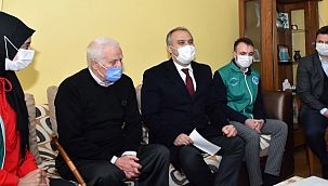 Büyükşehir'in gönüllülerinden yaşlılara ziyaret