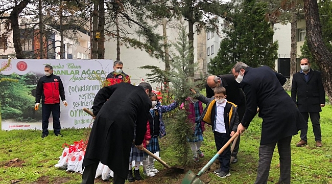 Gürsu protokolü, öğrencilerle birlikte fidan dikti