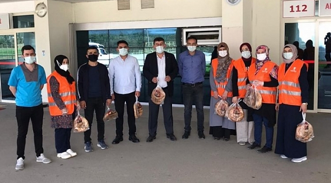 AK kadınlardan sağlık çalışanlarına iç ısıtan ikramlık