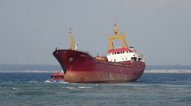 Bozcaada'da karaya oturan gemi kurtarıldı