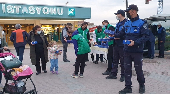 Bursa'da metro istasyonlarında iftariyelik dağıtılıyor