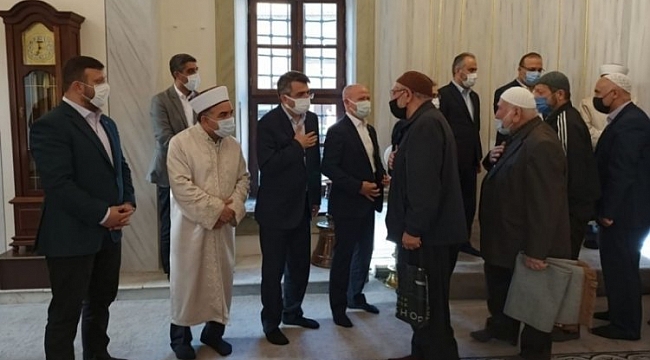 Başkan Yılmaz bayramı Emir Sultan Camii'nde karşıladı