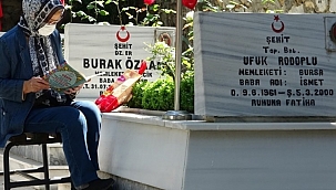 Bursa'da şehit yakınları mezarlıklara akın etti