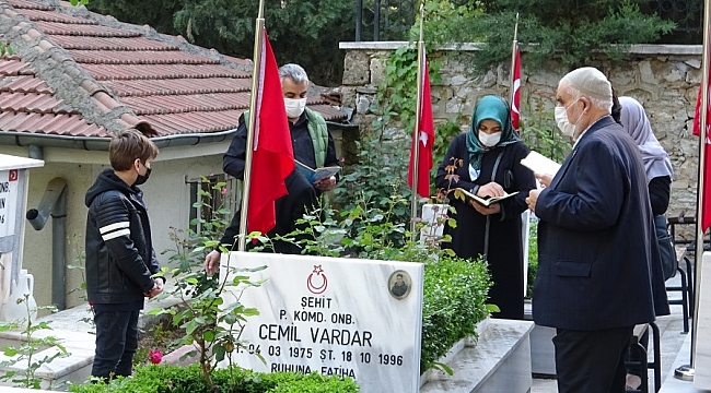 Bursa'da şehit yakınları şehitliğe koştu