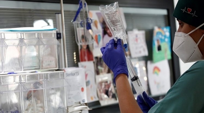 İngiltere'de bilim insanları 'üçlü mutasyon'u araştırıyor