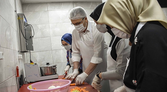 Özkan ailesi, ihtiyaç sahipleri için aşevine desteğe koştu