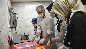 Özkan ailesi, ihtiyaç sahipleri için aşevine desteğe koştu 