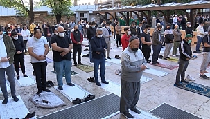 Ulu Cami'de pandemi gölgesinde bayram namazı
