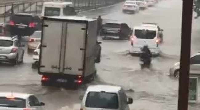 Bursa'da aralıksız yağış yolları göle çevirdi