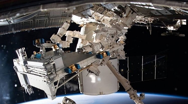ISS'te büyük tehlike: Uzay enkazı çarptı