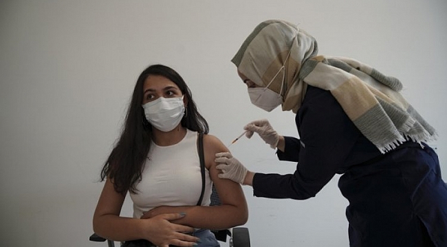 YKS'den çıkan öğrenciler aşıya koştu