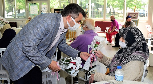 Başkan Yılmaz'dan hastane ve huzurevi bayram ziyareti